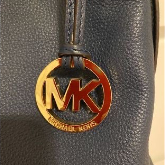 Micheal Kors Navy purse - Picture 3 of 7